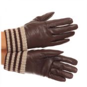 Ladies touchent gants de cuir d’écran images