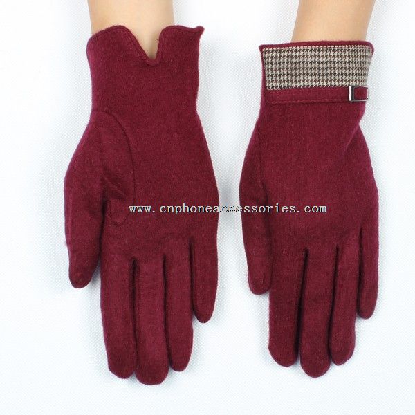 красные теплые зимние перчатки с ремнем