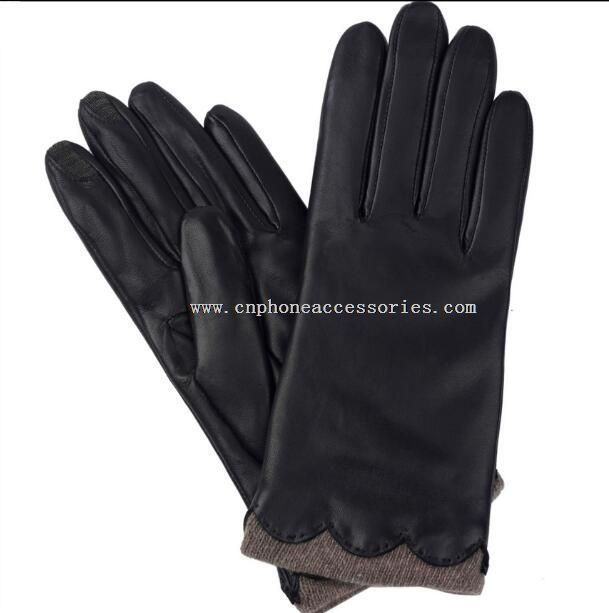 toucher des gants de cuir d’écran