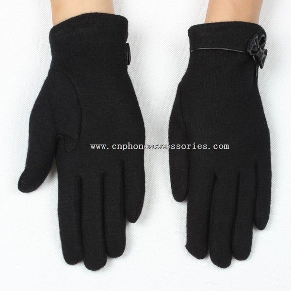 Черные зимние перчатки