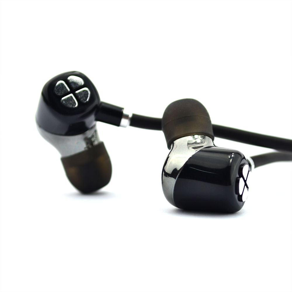 menjalankan musik earphone